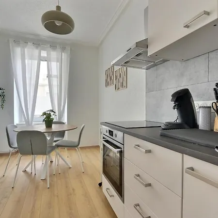 Le Coquelicot: Cozy Terrace Retreat Near Historic Center