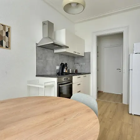 Apartment Le Coquelicot: Cozy Terrace Retreat Near Historic Center