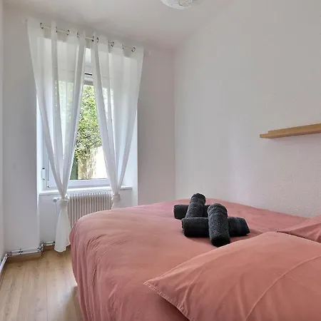 Le Coquelicot: Cozy Terrace Retreat Near Historic Center Apartment