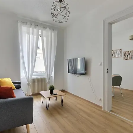 Apartment Le Coquelicot: Cozy Terrace Retreat Near Historic Center