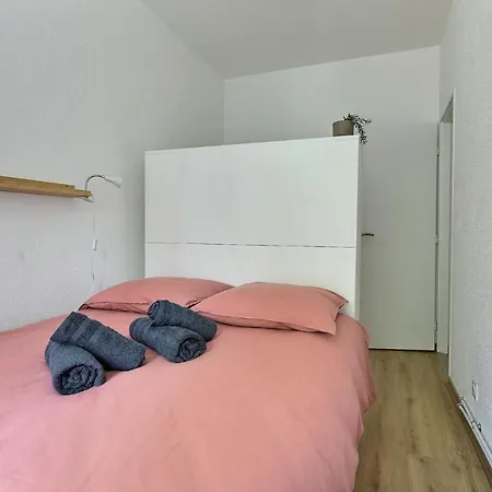 Le Coquelicot: Cozy Terrace Retreat Near Historic Center Apartment