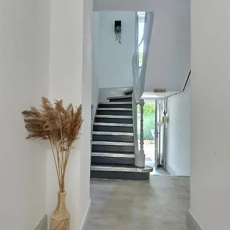Apartment Le Coquelicot: Cozy Terrace Retreat Near Historic Center *
